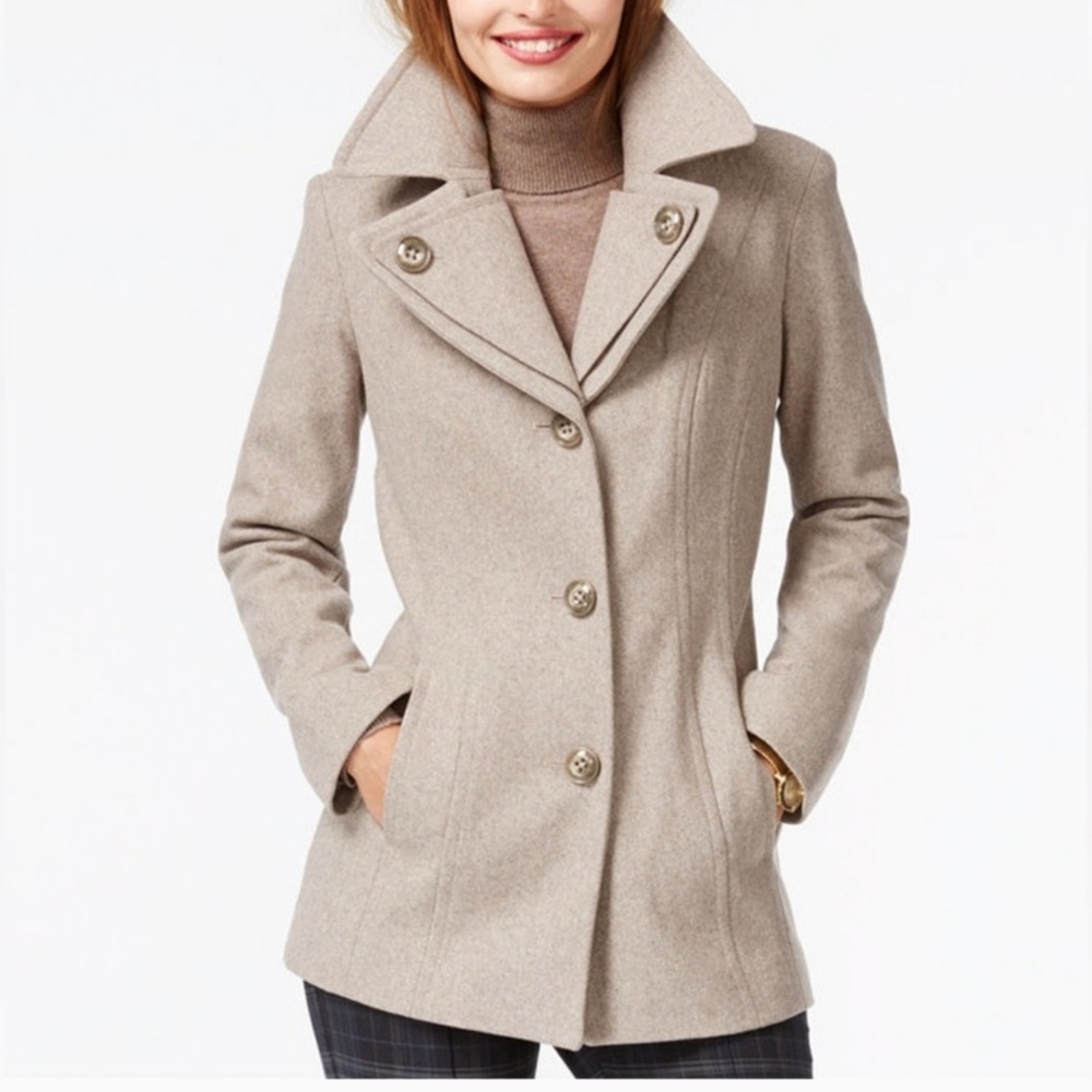 London fog taupe coat in Petite small in super great condition.  Neutral coat